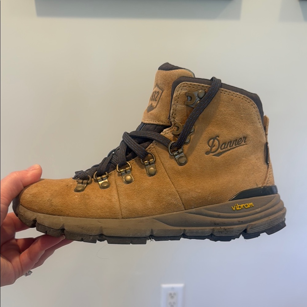 Danner Mountain 600 Tan and Black Hiking Boots High-Top Design